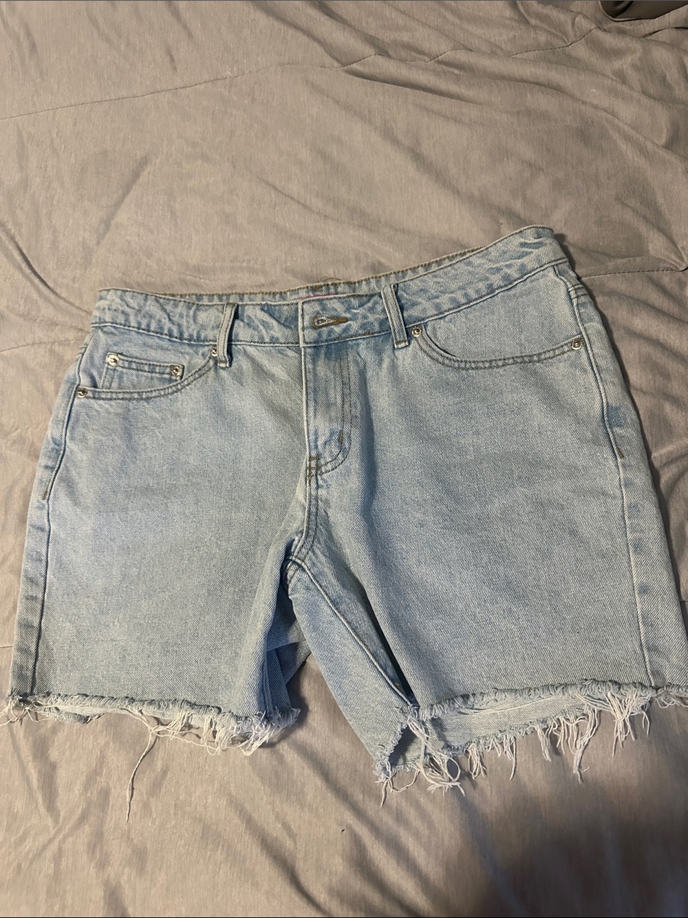EDIKTED Light Wash Denim Women's Shorts - Casual Frayed Hem